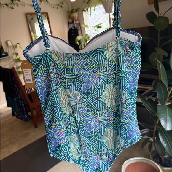Geometric Patterned Swimsuit - Picture 4 of 6